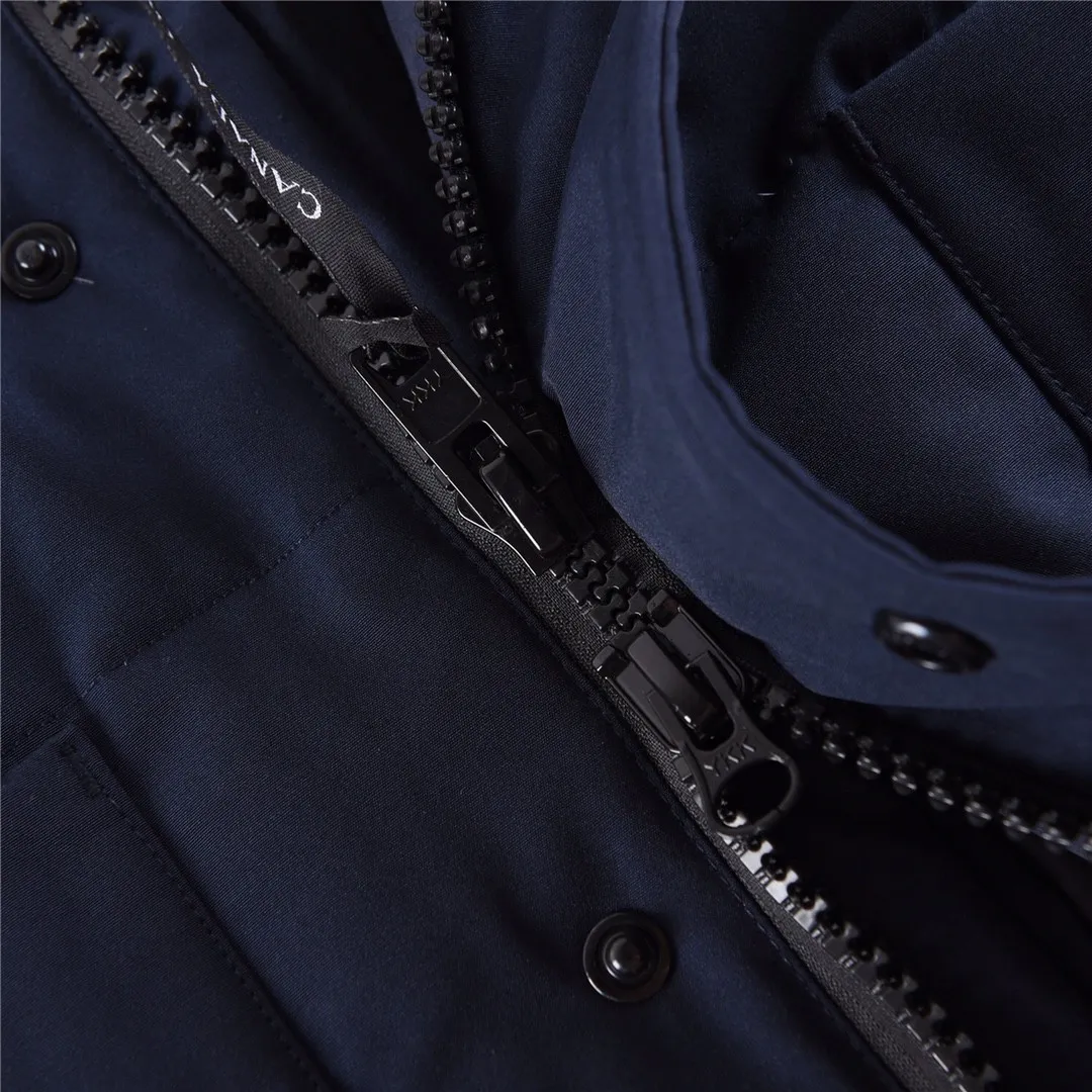 P320 Canada Goose Canada Goose #Freestyle Crew 4154M men's and women's vest down# ➖ Genuine synchronous anti-counterfeiting chip sensor! ➖ Imported Behringer embroidery machine to customize 10,000-needle embroidery logo! ➖ Imported 21-count polyester-cotton blended original fabric, using Feather-Light 10D waterproof coating fabric, made of 84.5% polyester fiber and 15.5% cotton, 100% the best feel in the entire network! ➖ The genuine official website uses the national standard 80 white duck down, and will never be misled by false claims such as 90 down or goose down! ➖ 100% nylon nylon lining with double double-layer sealing design to prevent velvet from running away. Top-grade polar fleece is used in the collar and pockets to keep warm and comfortable! ➖ Yoshida YKK provides original custom-made electroplated sliders. YKK two-way lockable zippers are tight and smooth and will not peel off paint! ➖ 3M composite original Velcro is durable, and all accessories and hardware are disassembled and customized!  SIZE: XS S M L XL XXL [Attached: Size chart]